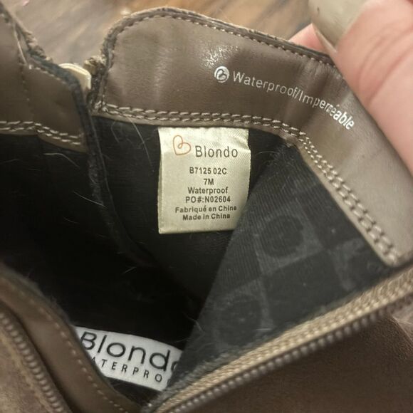 Blondo Waterproof size 7M Taupe Beige Fall Time Neutral Stacked Heeled Booties - Picture 6 of 10